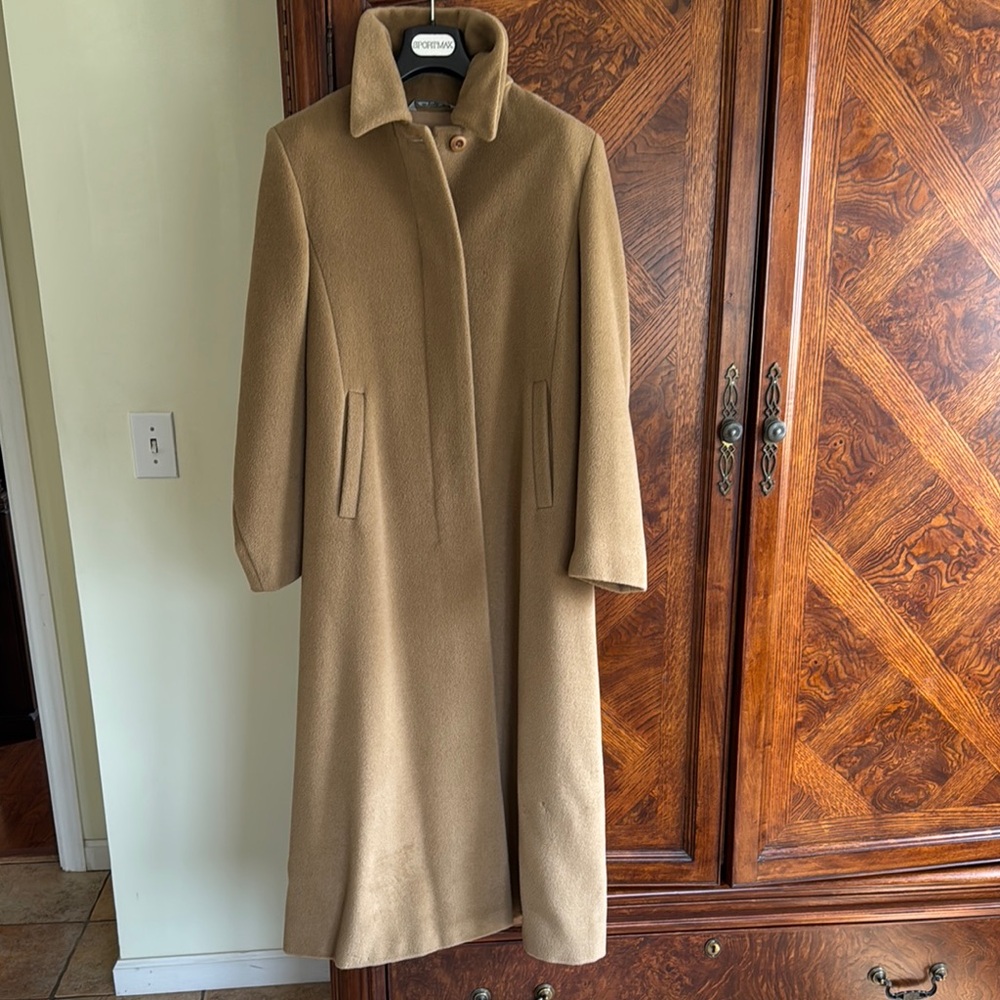 MaxMara Camel Tan Long Coat Size 2 Women
Made in Italy
